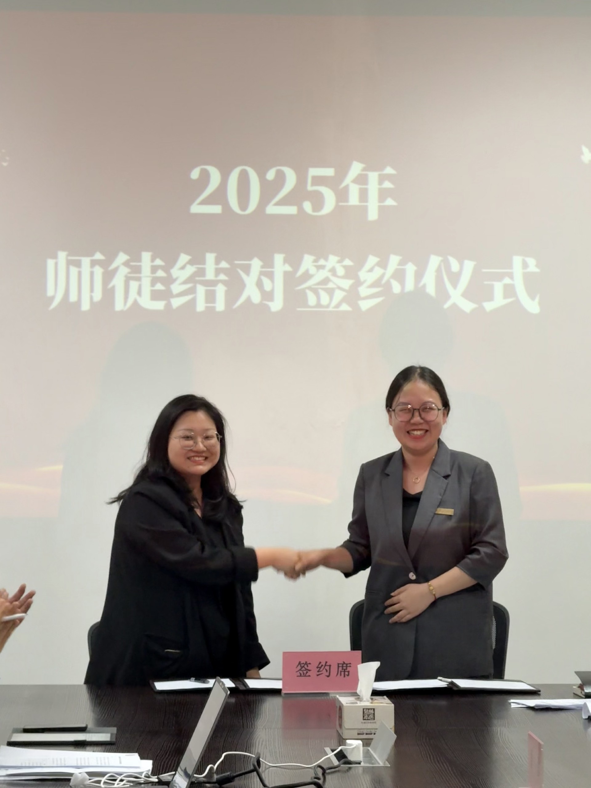 人力資源部派出代表簽訂《師徒協(xié)議書》.jpg